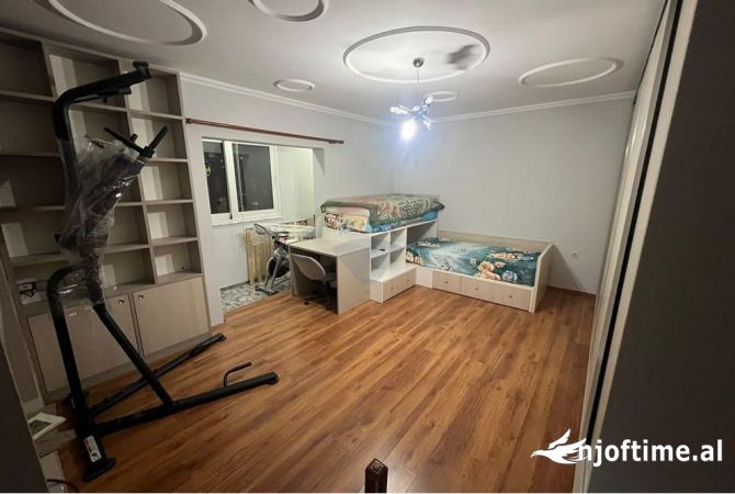 Shtepi me qera Apartament ne Tirane, 3+1, Mobilimi E mobiluar, Pagesa 700  Euro.