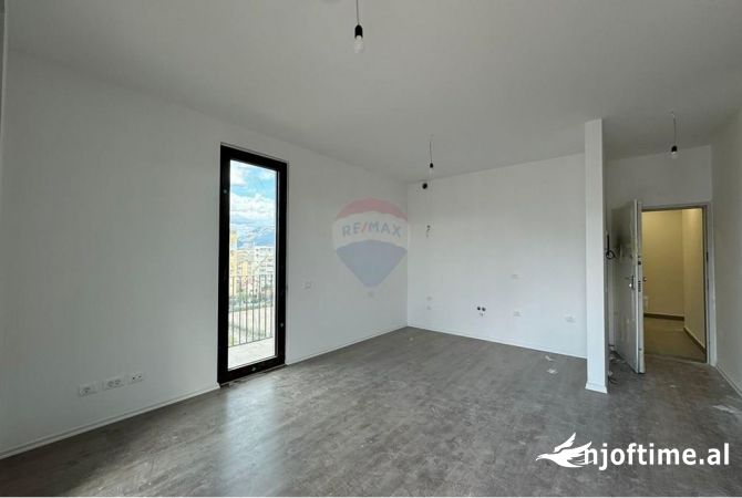 Ambient biznesi me qera 3+1 ne Tirane - 1,300 Euro