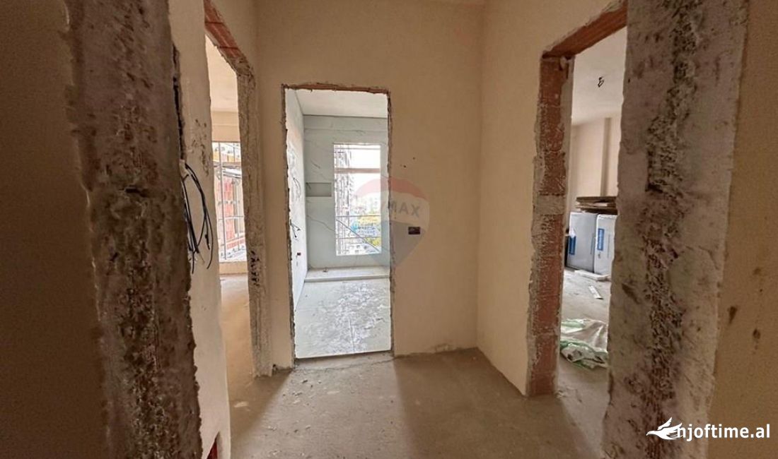 Shtepi ne shitje Apartament ne Tirane, 1+1, Mobilimi Pjeserisht e mobiluar, Pagesa 119,000  Euro.