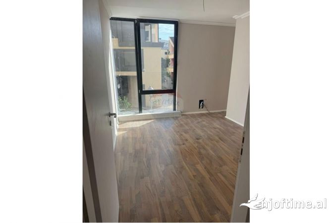 Ambient biznesi me qera 3+1 ne Tirane - 1,200 Euro