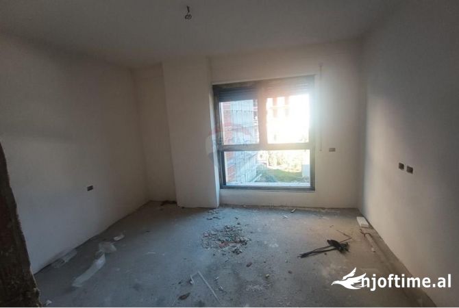 Shtepi ne shitje Apartament ne Tirane, 2+1, Mobilimi Bosh, pa mobiluar, Pagesa 213,500  Euro.