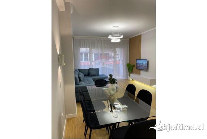 Shtepi ne shitje Papafingo(kati i catise) ne Tirane, 1+1, Mobilimi E mobiluar, Pagesa 118,000  Euro.