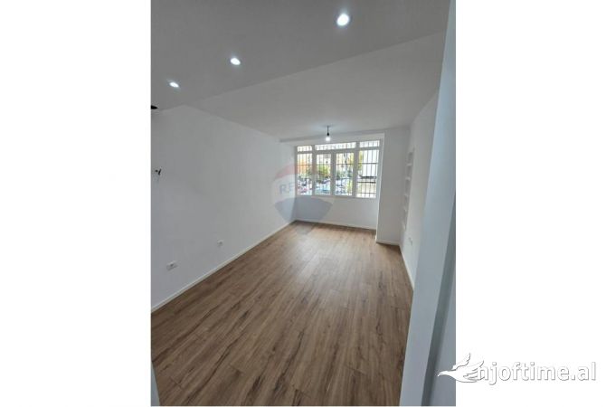 Shtepi ne shitje Apartament ne Tirane, 2+1, Mobilimi Bosh, pa mobiluar, Pagesa 120,000  Euro.
