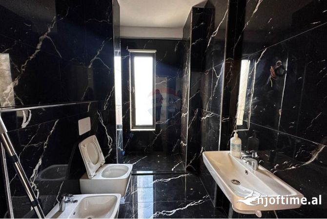 Shtepi ne shitje Apartament ne Tirane, 2+1, Mobilimi Bosh, pa mobiluar, Pagesa 240,000  Euro.