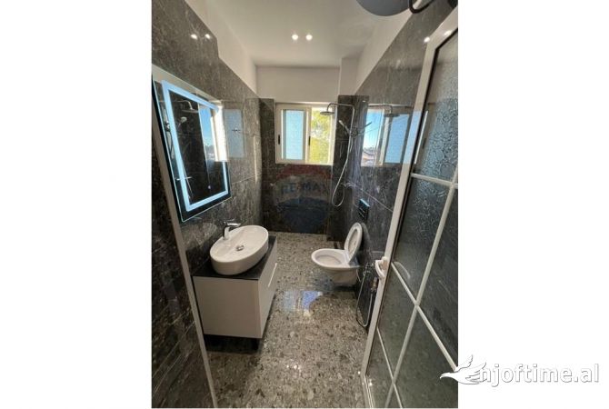 Shtepi ne shitje Apartament ne Tirane, 1+1, Mobilimi Bosh, pa mobiluar, Pagesa 125,000  Euro.