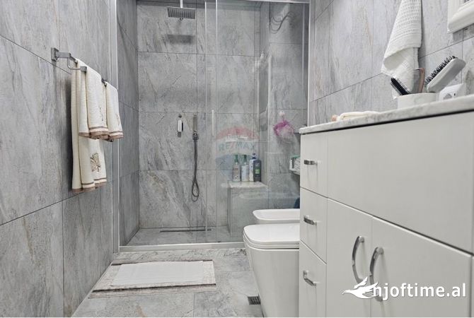 Shtepi ne shitje Apartament ne Tirane, 2+1, Mobilimi E mobiluar, Pagesa 279,900  Euro.