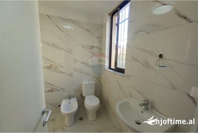 Shtepi ne shitje Apartament ne Tirane, 2+1, Mobilimi Bosh, pa mobiluar, Pagesa 187,500  Euro.