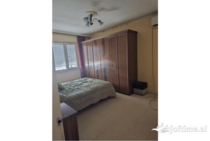 Shtepi ne shitje Apartament ne Tirane, 3+1, Mobilimi Pjeserisht e mobiluar, Pagesa 132,000  Euro.