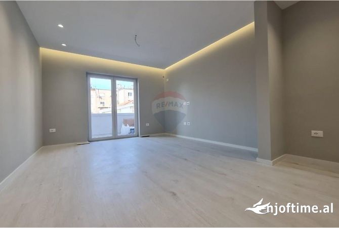 Shtepi ne shitje Apartament ne Tirane, 1+1, Mobilimi Bosh, pa mobiluar, Pagesa 127,000  Euro.