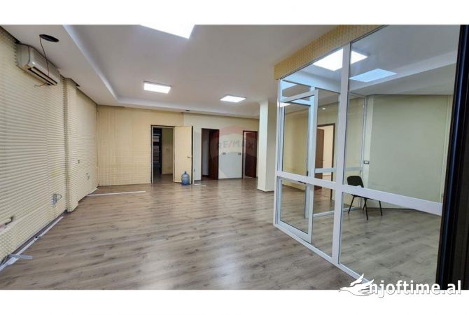 Ambient biznesi me qera 3+1 ne Tirane - 1,100 Euro
