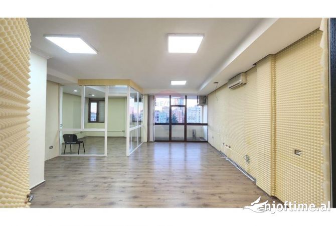 Ambient biznesi me qera 3+1 ne Tirane - 1,100 Euro