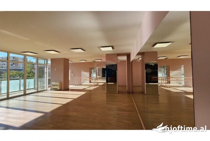 Ambient biznesi me qera 3+1 ne Tirane - 2,000 Euro