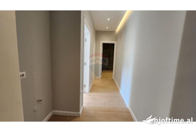 Ambient biznesi me qera 3+1 ne Tirane - 1,600 Euro