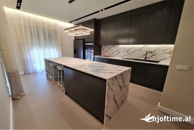 Shtepi me qera Apartament ne Tirane, 3+1, Mobilimi E mobiluar, Pagesa 1,800  Euro.