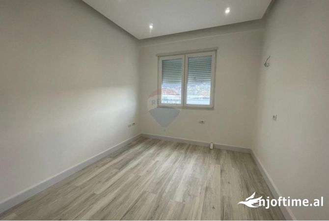 Shtepi ne shitje Apartament ne Tirane, 3+1, Mobilimi Bosh, pa mobiluar, Pagesa 455,000  Euro.