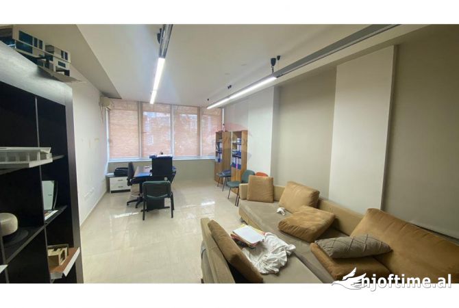 Ambient biznesi me qera 3+1 ne Tirane - 85,000 Leke