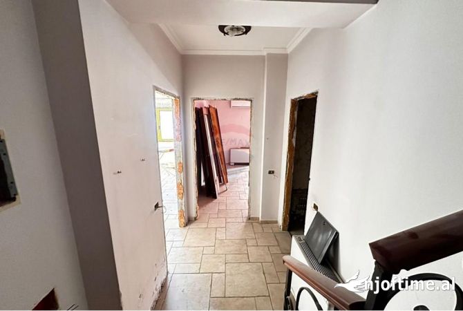 Shtepi ne shitje Apartament ne Tirane, 2+1, Mobilimi Bosh, pa mobiluar, Pagesa 370,000  Euro.