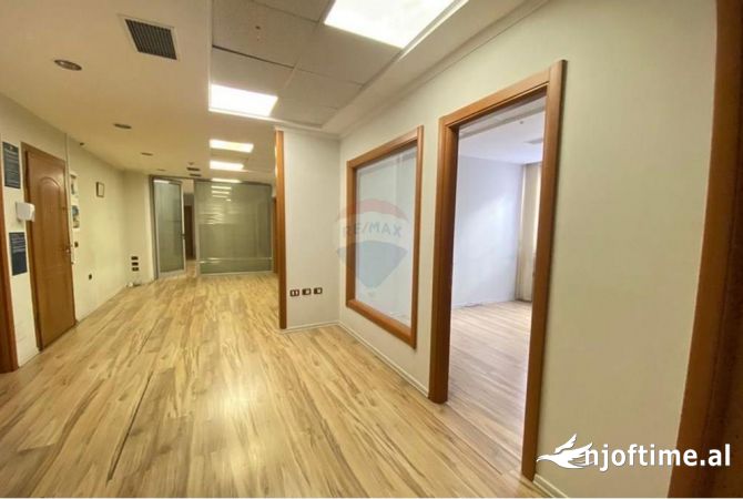 Ambient biznesi ne shitje 3+1 ne Tirane - 690,445 Euro