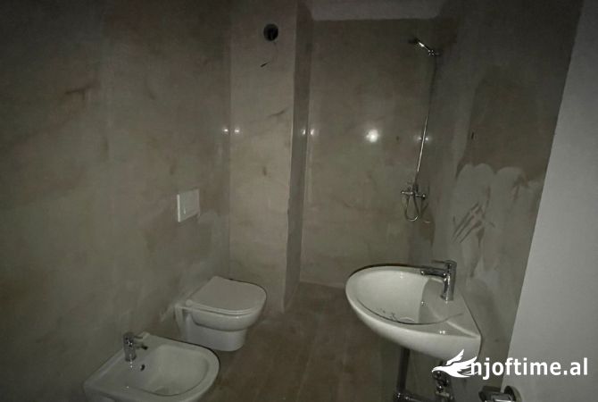 Shtepi ne shitje Apartament ne Tirane, 1+1, Mobilimi Bosh, pa mobiluar, Pagesa 63,000  Euro.