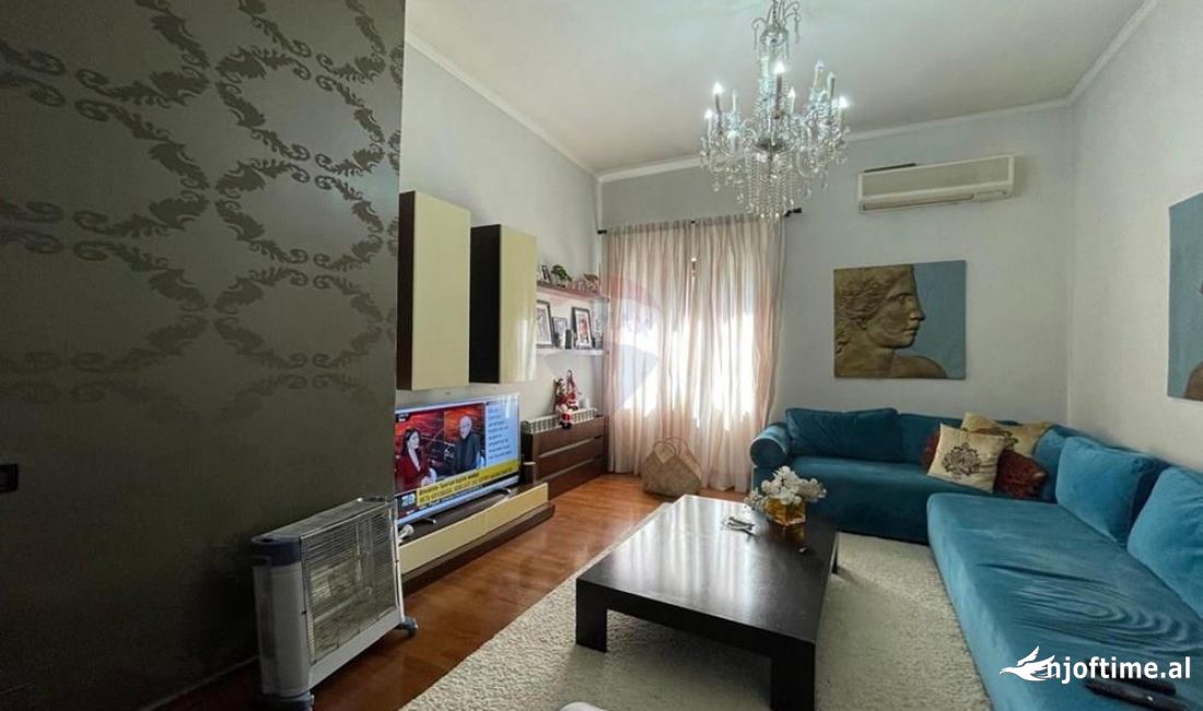 Shtepi ne shitje Apartament ne Tirane, 2+1, Mobilimi E mobiluar, Pagesa 350,000  Euro.