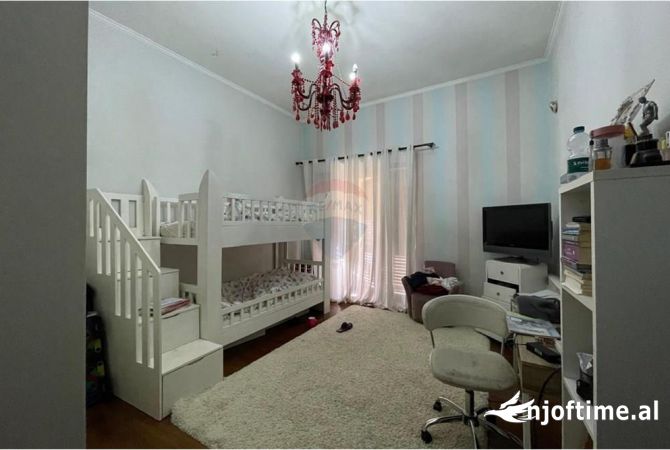 Shtepi ne shitje Apartament ne Tirane, 2+1, Mobilimi E mobiluar, Pagesa 350,000  Euro.
