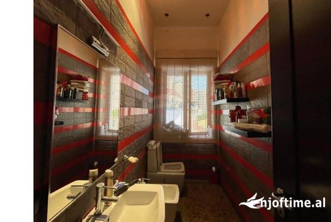 Shtepi ne shitje Apartament ne Tirane, 2+1, Mobilimi E mobiluar, Pagesa 350,000  Euro.