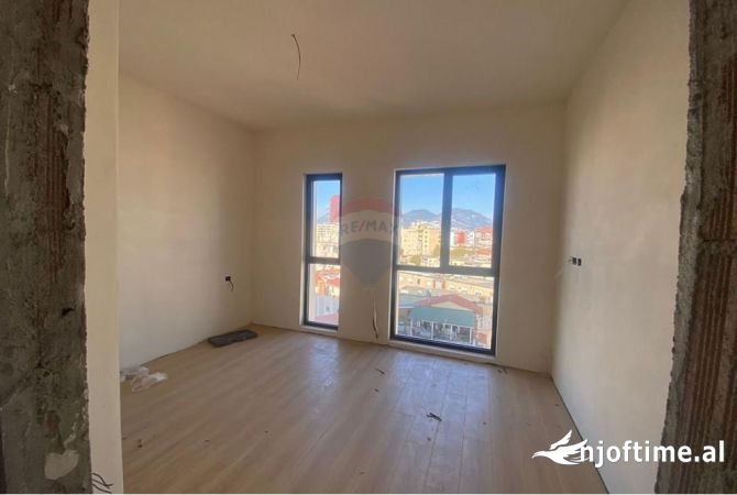 Shtepi ne shitje Apartament ne Tirane, 2+1, Mobilimi Bosh, pa mobiluar, Pagesa 260,000  Euro.