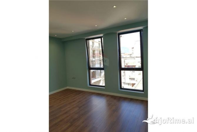 Ambient biznesi me qera 3+1 ne Tirane - 1,000 Euro