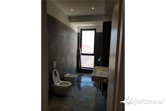 Zyra me qira Rruga e Barrikadave!  Zyra ndodhet ne katin e 4-te nje ndertimi te ri te vitit 2022 