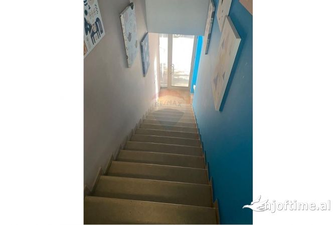 Jepet me qira ambient per zyra afer qendres. AmbjentI me sip neto 238m2 ne katin e pare mbi dyqane. 