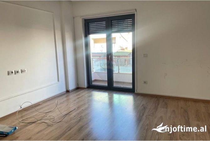Ambient biznesi me qera 3+1 ne Tirane - 1,300 Euro