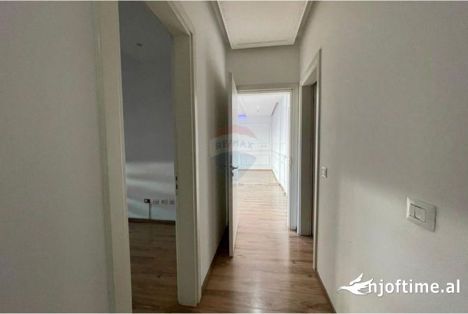 Zogu i Zi, prane Ring Center jepet me qera zyre, 3+1+2 tualete me siperfaqe 116 m2