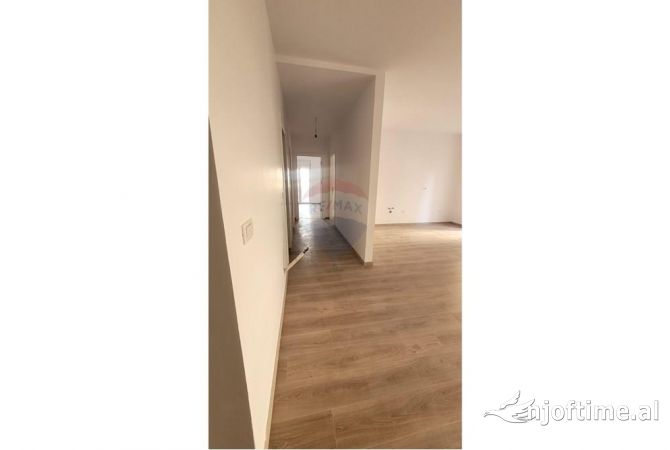 Ambient biznesi me qera 3+1 ne Tirane - 1,200 Euro