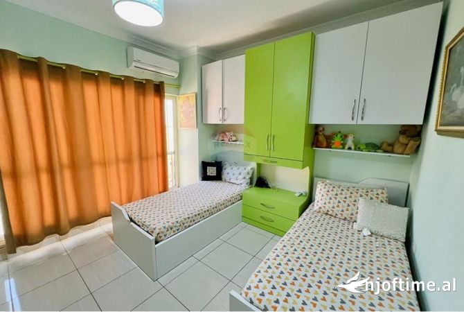 Shtepi ne shitje Apartament ne Tirane, 3+1, Mobilimi E mobiluar, Pagesa 280,000  Euro.