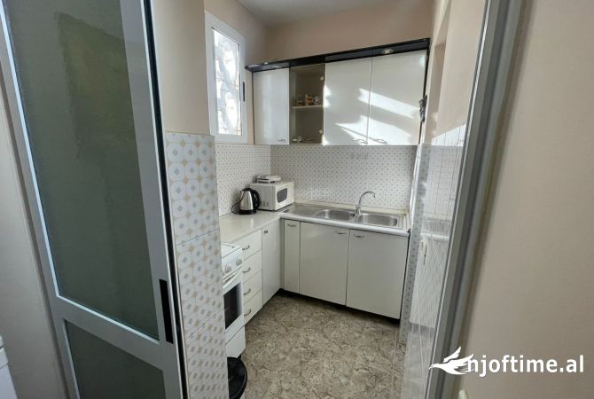 Shtepi me qera Apartament ne Tirane, 1+1, Mobilimi E mobiluar, Pagesa 500  Euro.