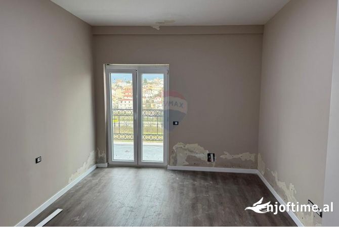 Shtepi ne shitje Apartament ne Tirane, 2+1, Mobilimi Bosh, pa mobiluar, Pagesa 210,000  Euro.