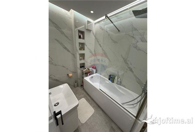 Shtepi ne shitje Apartament ne Tirane, 2+1, Mobilimi E mobiluar, Pagesa 190,000  Euro.