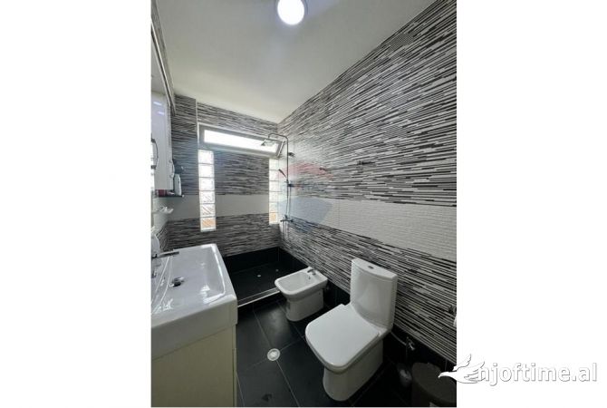 Shtepi ne shitje Apartament ne Tirane, 2+1, Mobilimi E mobiluar, Pagesa 147,000  Euro.