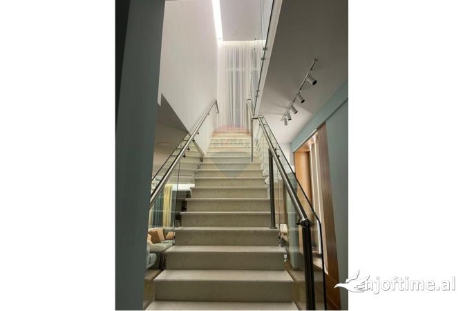 Shtepi ne shitje Vila Luksoze ne Durres, 3+1, Mobilimi E mobiluar, Pagesa 800,000  Euro.