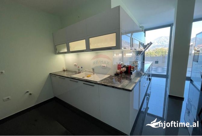 Shtepi ne shitje Apartament ne Tirane, 4+1, Mobilimi E mobiluar, Pagesa 450,000  Euro.