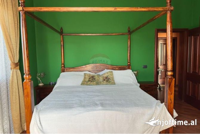 Shtepi ne shitje Vila Luksoze ne Tirane, 3+1, Mobilimi E mobiluar, Pagesa 350,000  Euro.