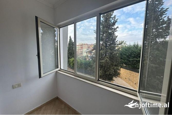 Shtepi ne shitje Apartament ne Tirane, 1+1, Mobilimi Bosh, pa mobiluar, Pagesa 93,000  Euro.