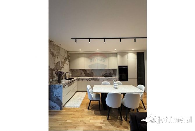 Shtepi me qera 3+1 ne Tirane - 2,300 Euro
