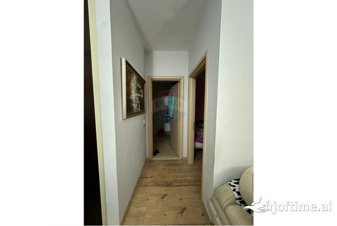 Shtepi ne shitje Apartament ne Tirane, 1+1, Mobilimi E mobiluar, Pagesa 99,000  Euro.