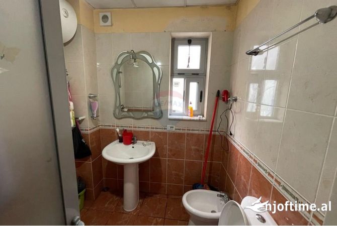 Shtepi ne shitje Apartament ne Tirane, 2+1, Mobilimi Pjeserisht e mobiluar, Pagesa 120,000  Euro.