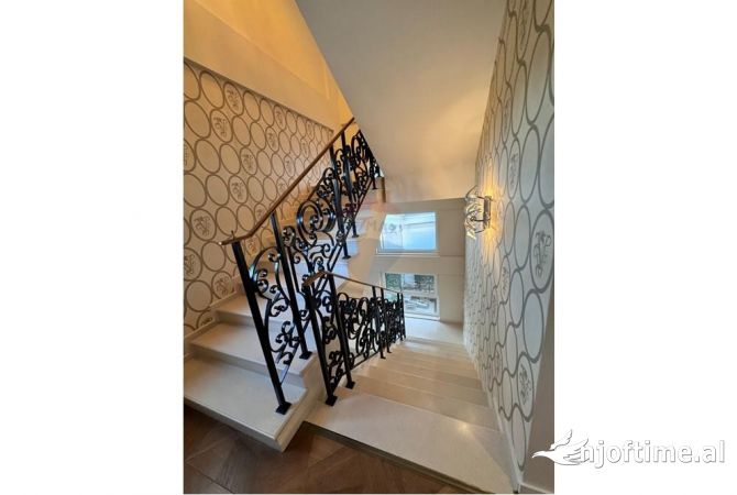 Shtepi ne shitje Vila Luksoze ne Durres, 4+1, Mobilimi E mobiluar, Pagesa 980,000  Euro.