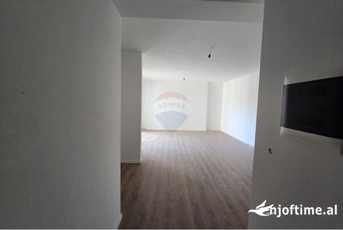 Shtepi ne shitje Apartament ne Tirane, 2+1, Mobilimi Bosh, pa mobiluar, Pagesa 192,000  Euro.