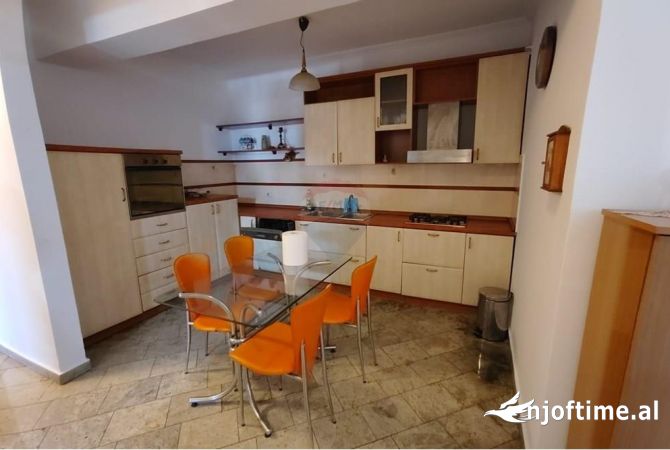 Shtepi me qera Apartament ne Tirane, 2+1, Mobilimi E mobiluar, Pagesa 650  Euro.