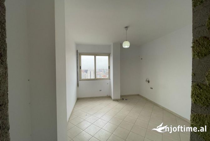 Shtepi ne shitje Apartament ne Tirane, 2+1, Mobilimi Bosh, pa mobiluar, Pagesa 174,000  Euro.