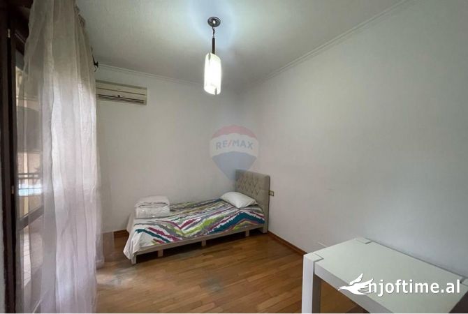 Shtepi me qera Apartament ne Tirane, 3+1, Mobilimi E mobiluar, Pagesa 1,000  Euro.
